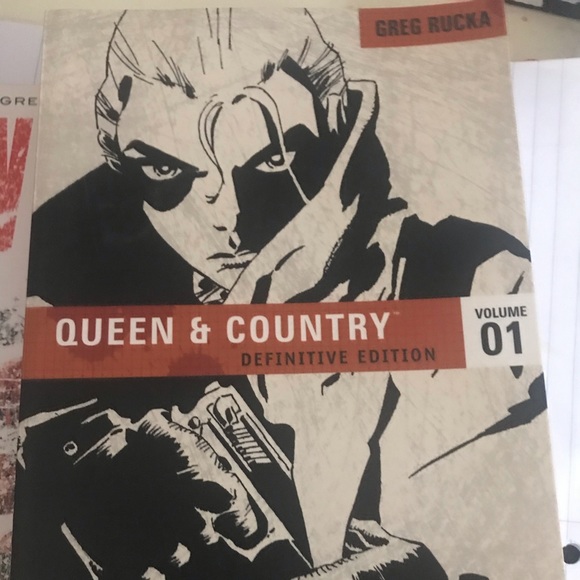 Queen & Country Volume 1 /Whiteout Volume 1 - Picture 2 of 4